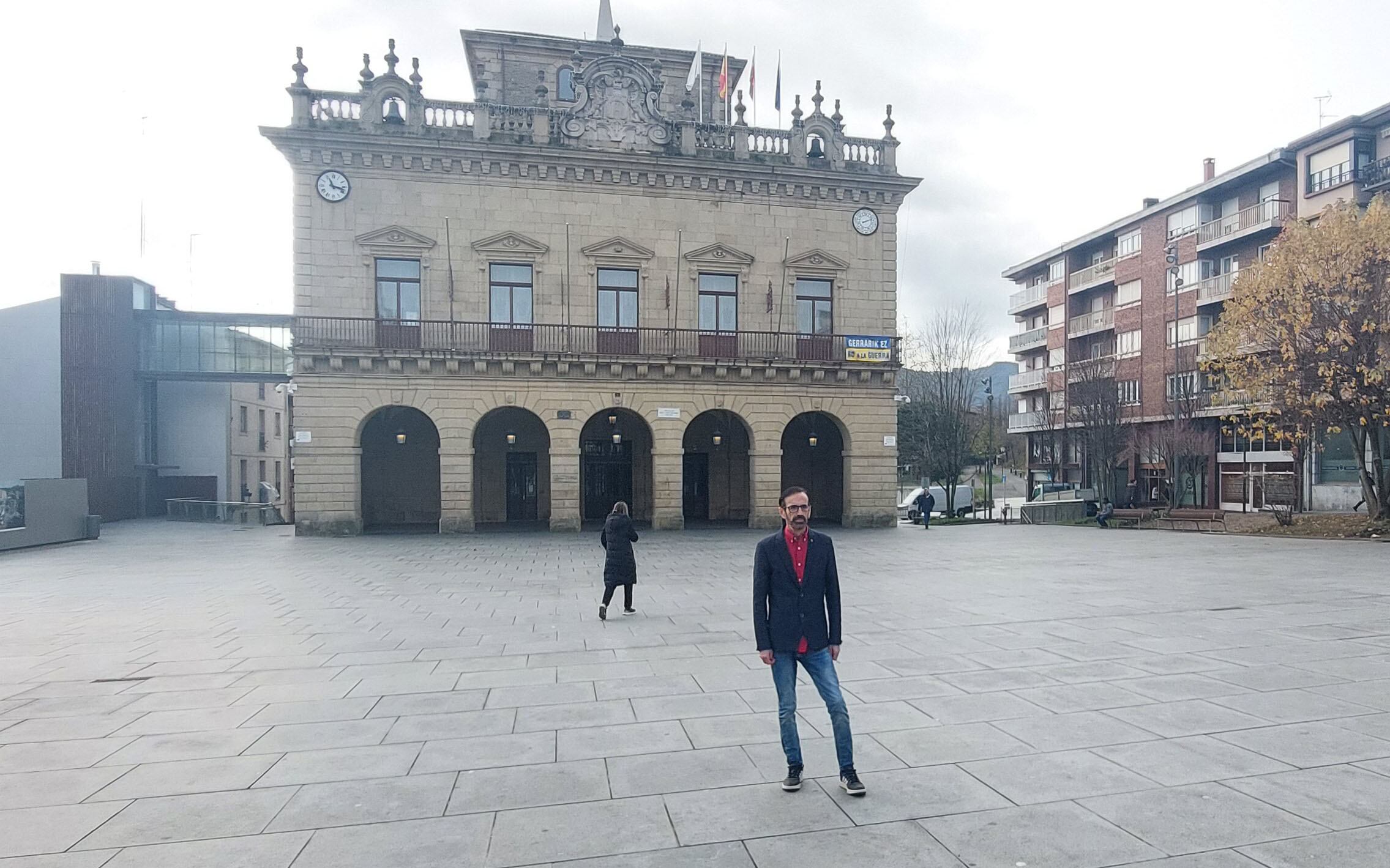 El delegado de Memoria Histórica, Santi Jiménez, frente al Ayuntamiento de Irun | Fuente: Ezker Anitza