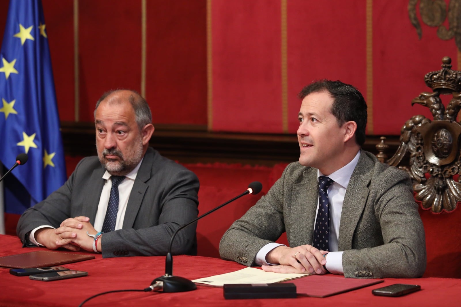 Julián Garde, rector de la UCLM (i) y Carlos Velázquez, alcalde de Toledo (d)