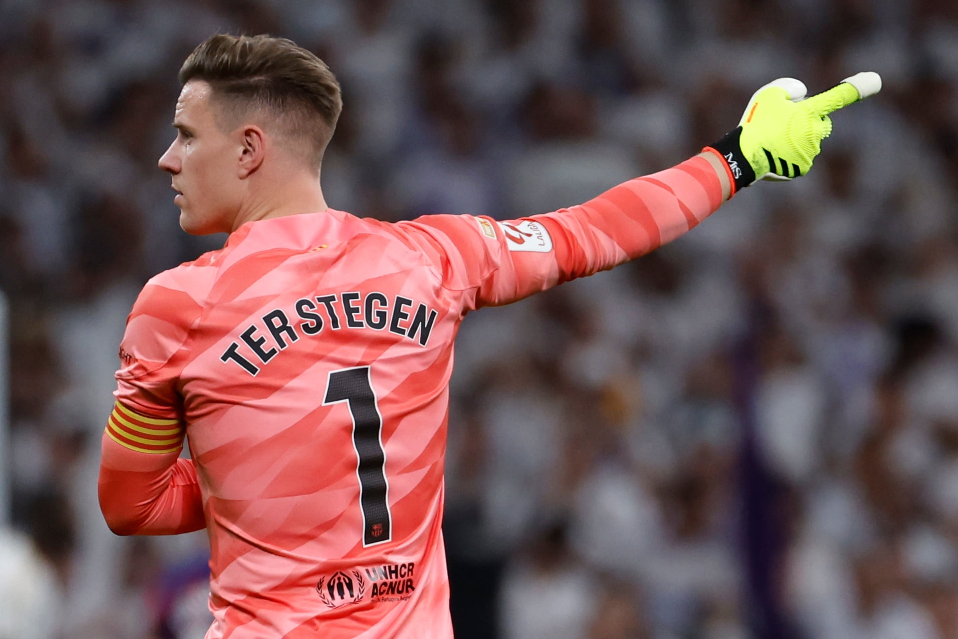 El guardameta alemán del FC Barcelona, Marc-André ter Stegen, en el Santiago Bernabéu