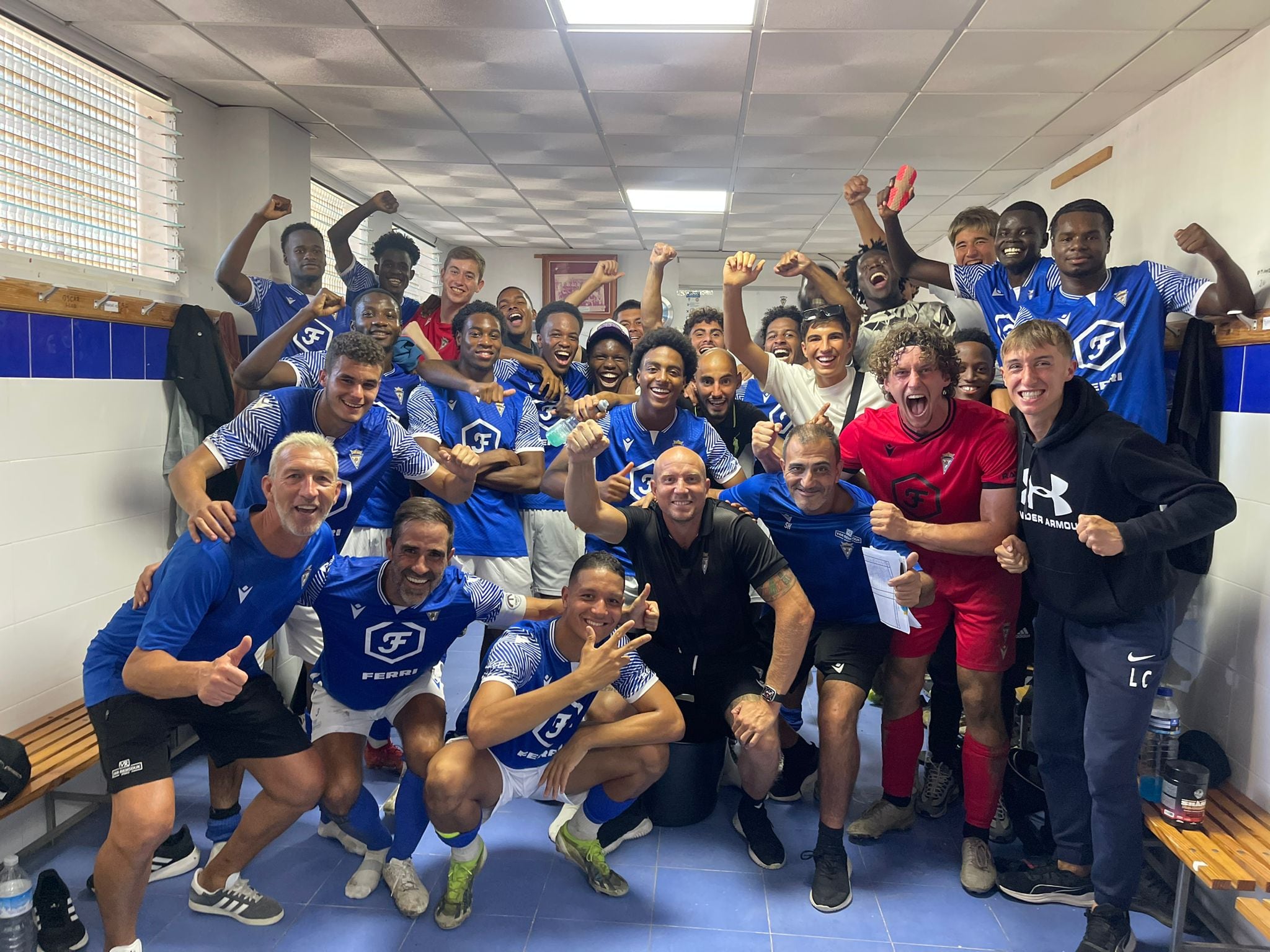 El Villena celebra la victoria en el vestuario