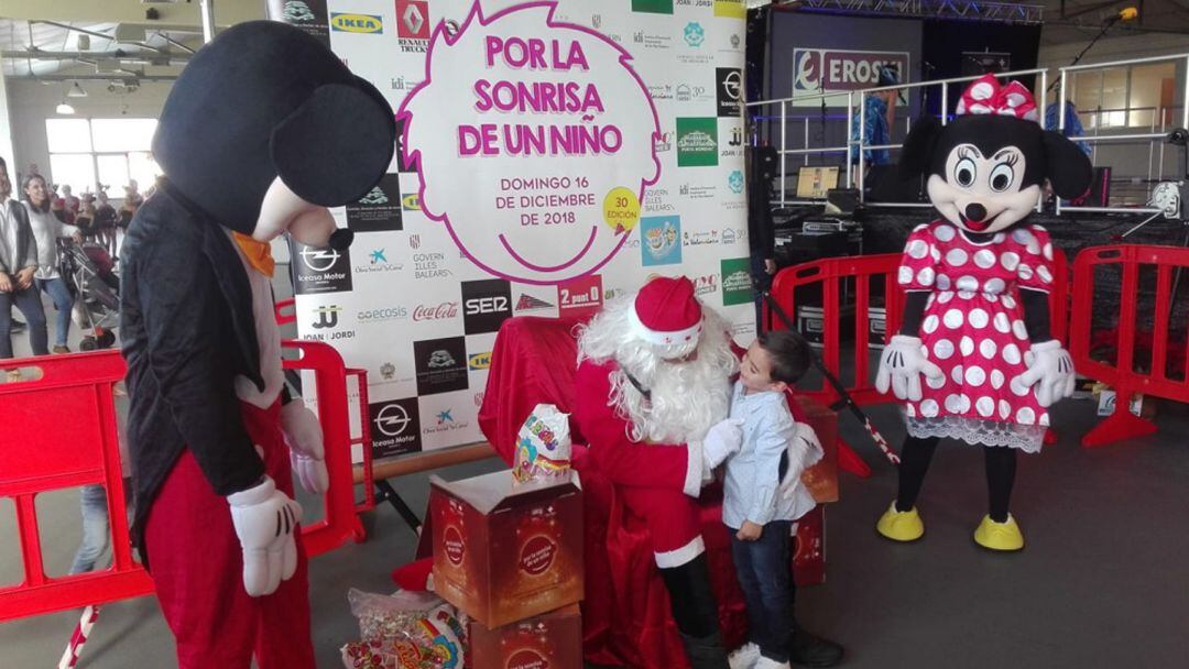 La gala de Radio Menorca inició la campaña de recogida de juguetes para los niños de Maó y Es Castell.