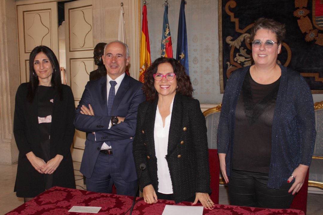 La directora de desarrollo de negocio de Banc Sabadell capital, Ana Verdú (i), el subdirector general, Jaime Matas, la edil María Dolores Padilla y la secretaria autonómica de financiación de la Generalitat, María José Mira, (d) en la firma de la enajenac