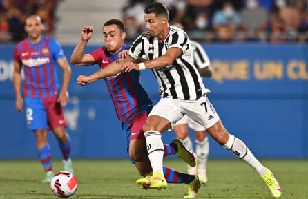 Sergiño Dest y Cristiano Ronaldo