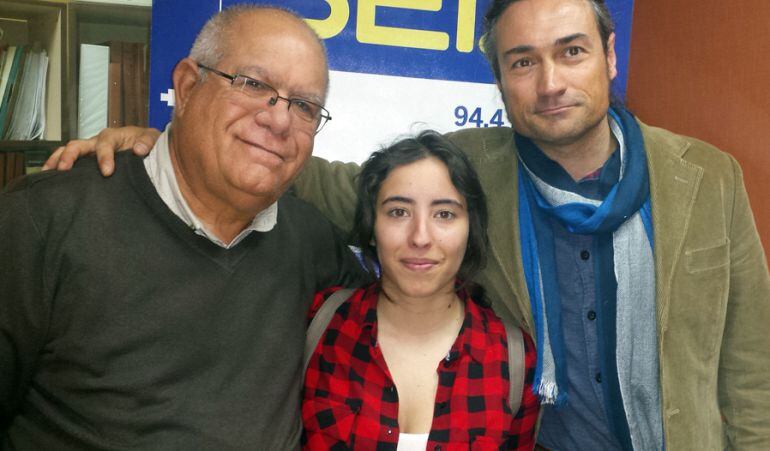 Mahmoud Abdi (i), de la Asociación de Apoyo al pueblo sirio, Carmen Vallejo, portavoz de Ganar Fuenlabrada, Ángel Lorenzo, bombero y cooperante en Lesbos.