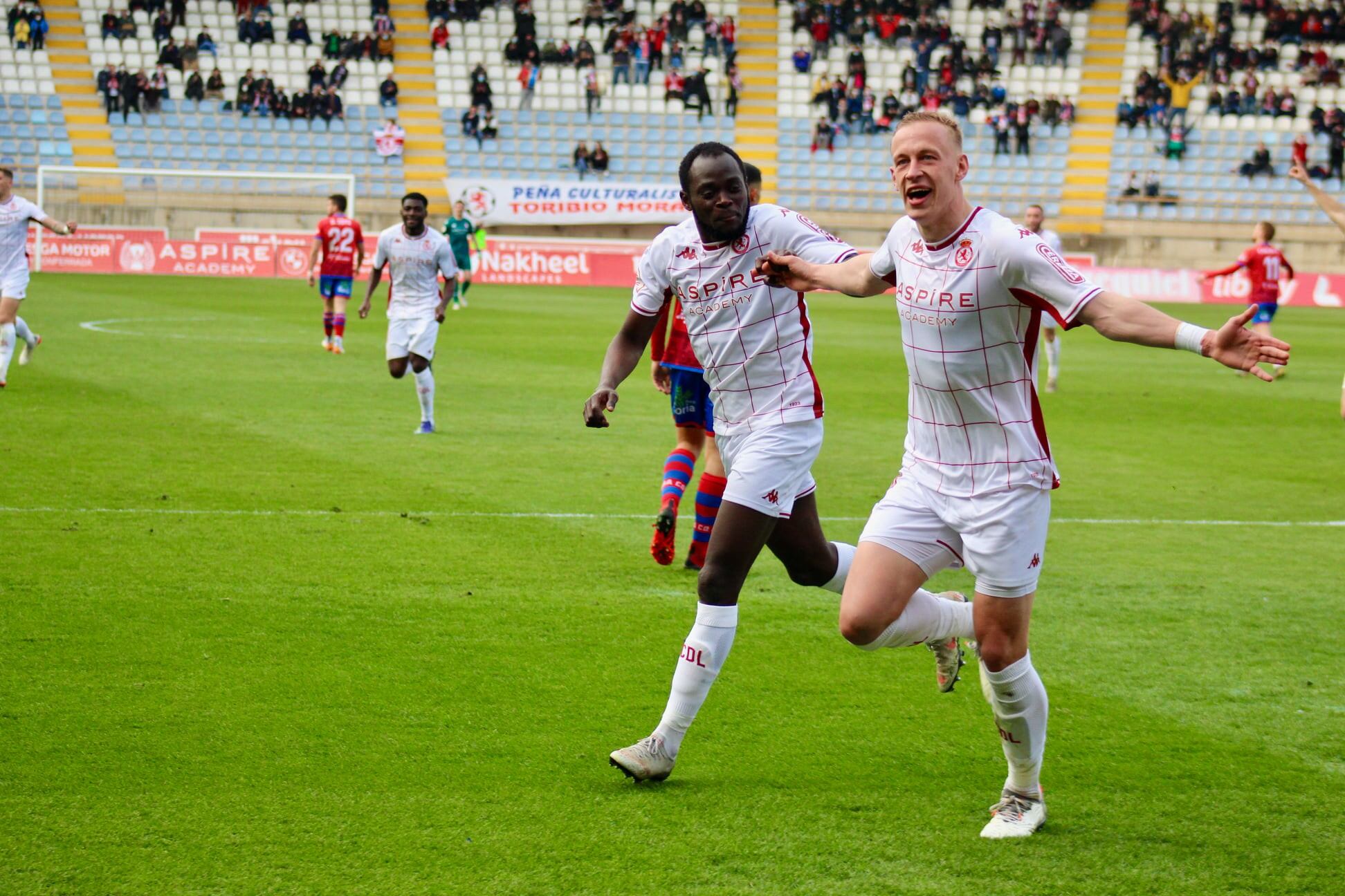 Obolskii celebra un gol en el Reino de León