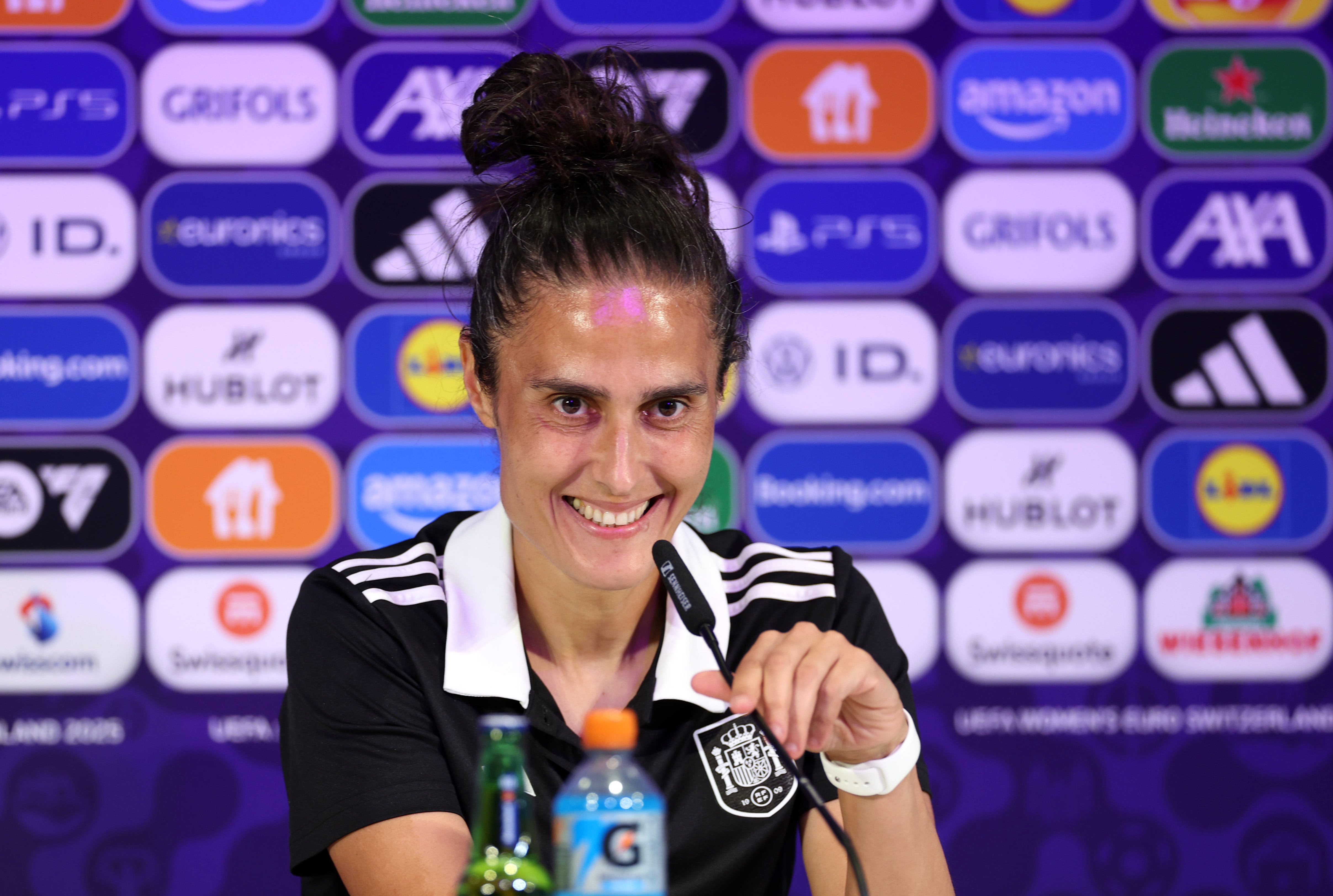 Montse Tomé, seleccionadora de España, durante la rueda de prensa previa al duelo de cuartos de final ante Suiza en la Eurocopa Femenina 2025, en el Stadion Wankdorf de Berna, Suiza (17 de julio de 2025). Foto: Florencia Tan Jun – UEFA/UEFA via Getty Images