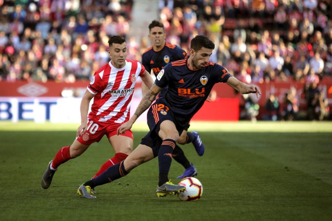 GRAF2333. GIRONA, 10032019.- El defensa italiano del Valencia Cristiano Piccini (d) pelea un balón con el centrocampista del Girona Borja García durante el partido de LaLiga que se disputa esta tarde en el estadio de Montilivi. EFEDavid Borrat.