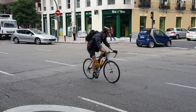 Ciclista circulando por la vía pública.