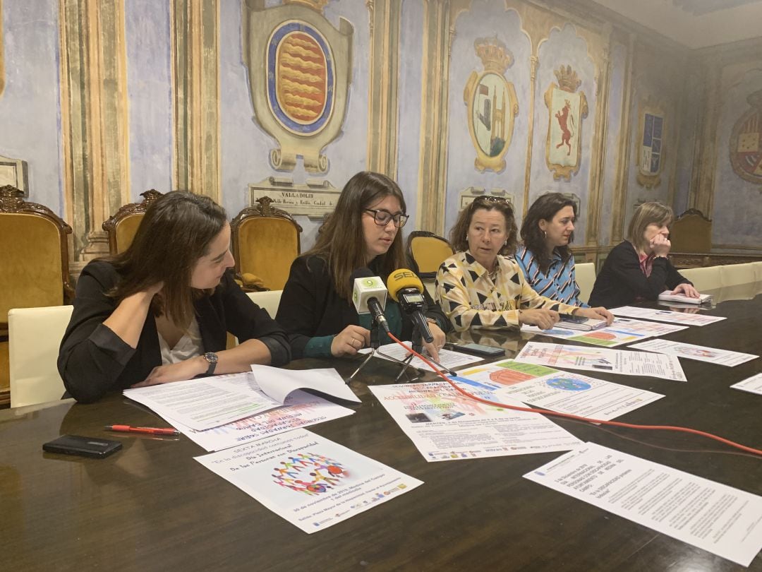 La edil de Servicios Sociales acompañada de otras entidades que trabajan la discapacidad