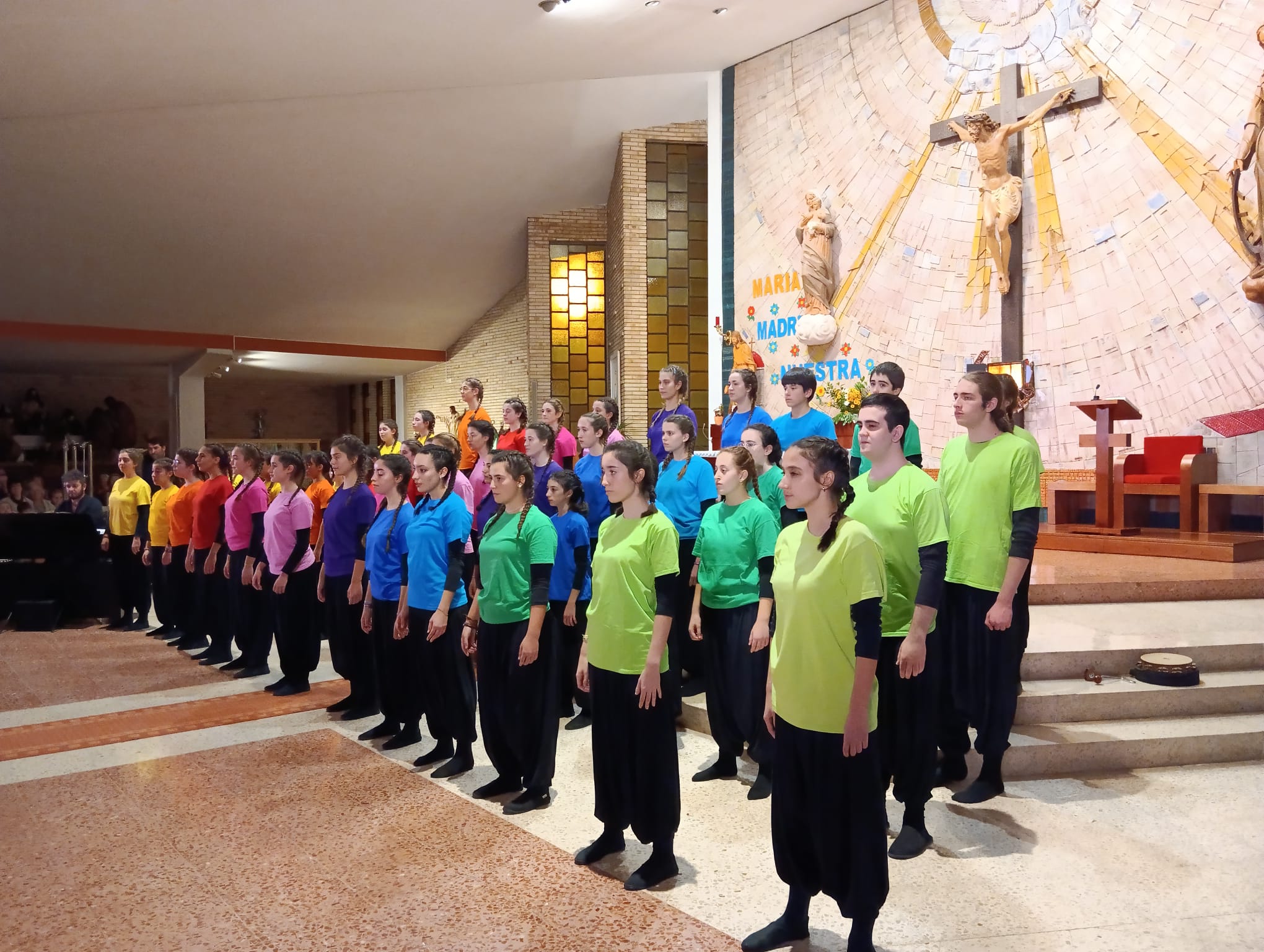 El grupo Leioa Kantika Korala llenó la iglesia arandina de Santa Catalina