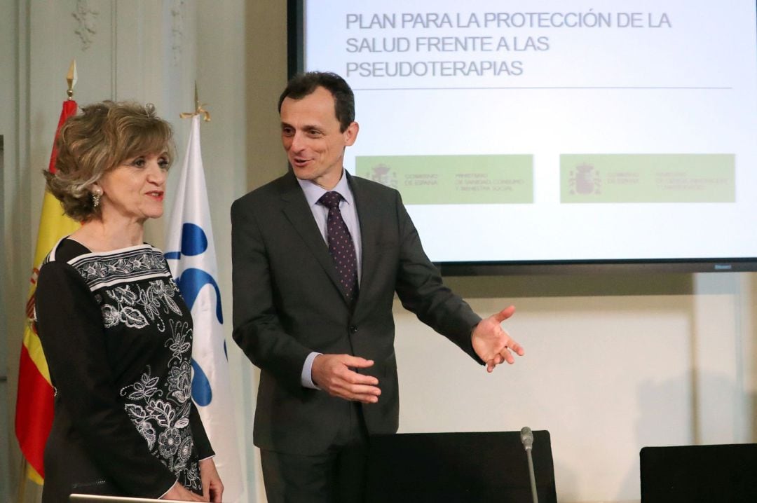 El ministro de Ciencia, Innovación y Universidades Pedro Duque y la Ministra de Sanidad, María Luisa Carcedo, durante la presentación del Plan para la Protección de la Salud frente a las pseudoterapias.