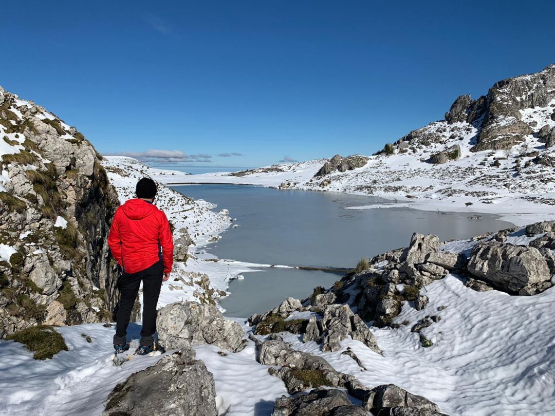 Onofre Alonso ante el Lago Ercina