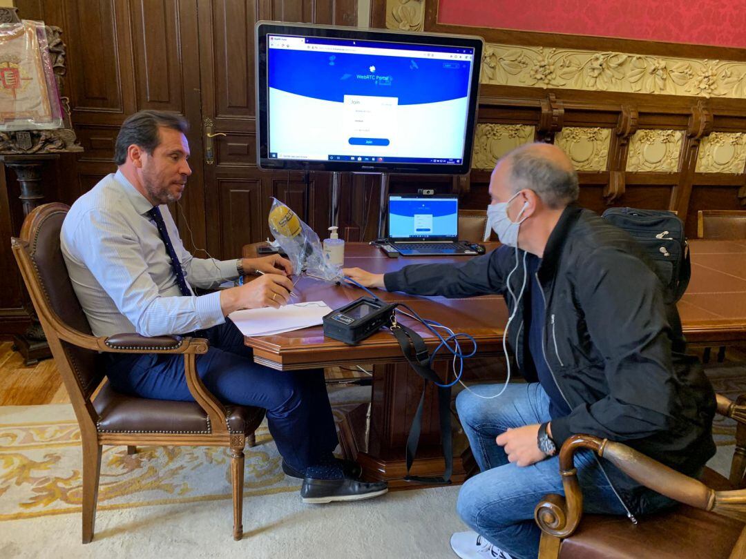 El alcalde, Óscar Puente, durante la entrevista