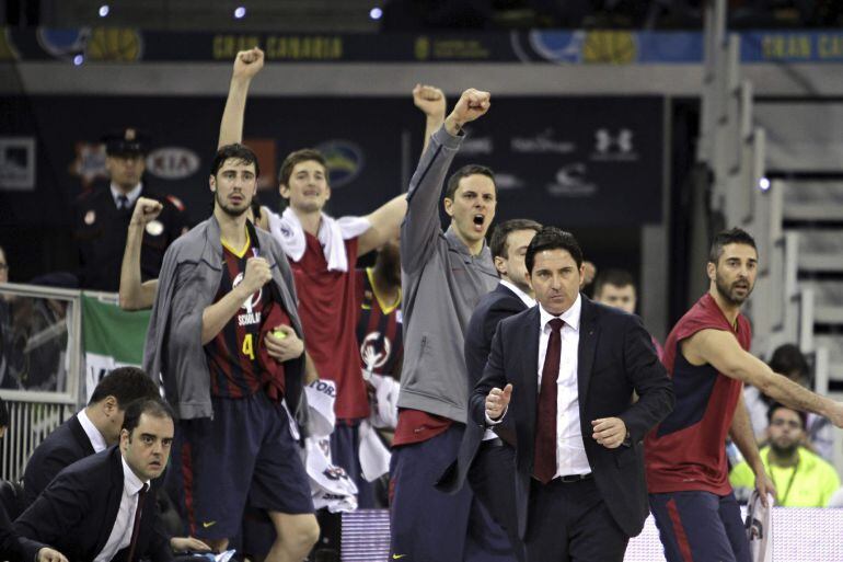 GRA449. LAS PALMAS DE GRAN CANARIA, 21/02/2015.- El entrenador del FC Barcelona, Xavi Pascual (2-d), y los jugadores de banquillo durante el partido de semifinales de la Copa del Rey de baloncesto ante Unicaja, disputado hoy en el Gran Canaria Arena de La