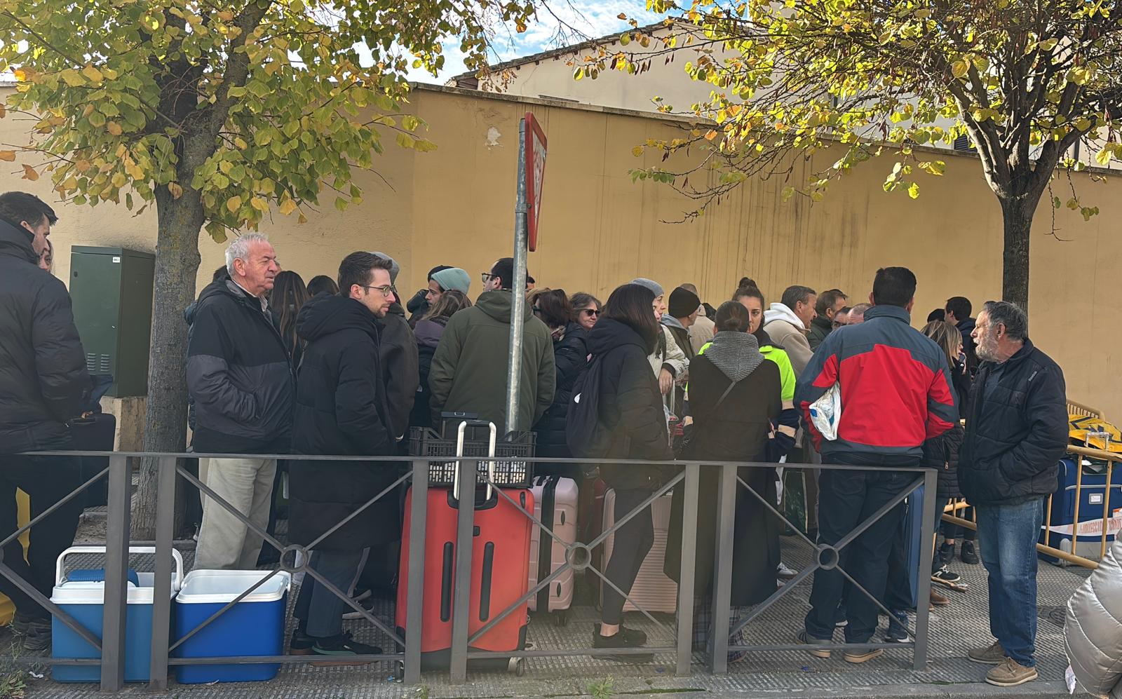 Vecinos afectados, esperando con sus maletas para poder acceder a sus pisos en busca de enseres