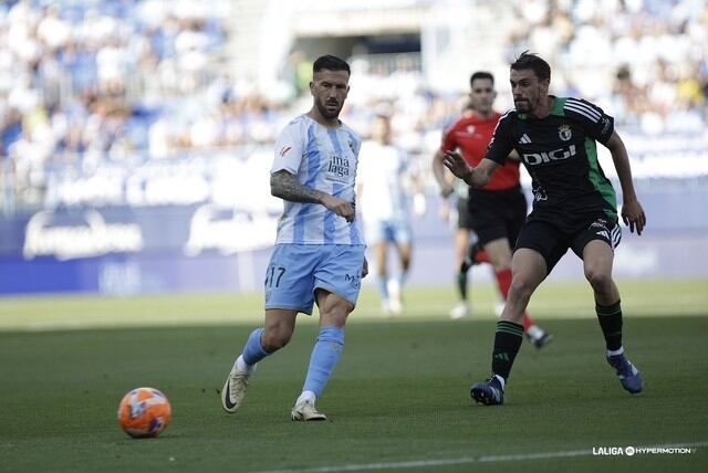 El delantero del Málaga Dioni Villalba, en una acción del partido ante el Burgos
