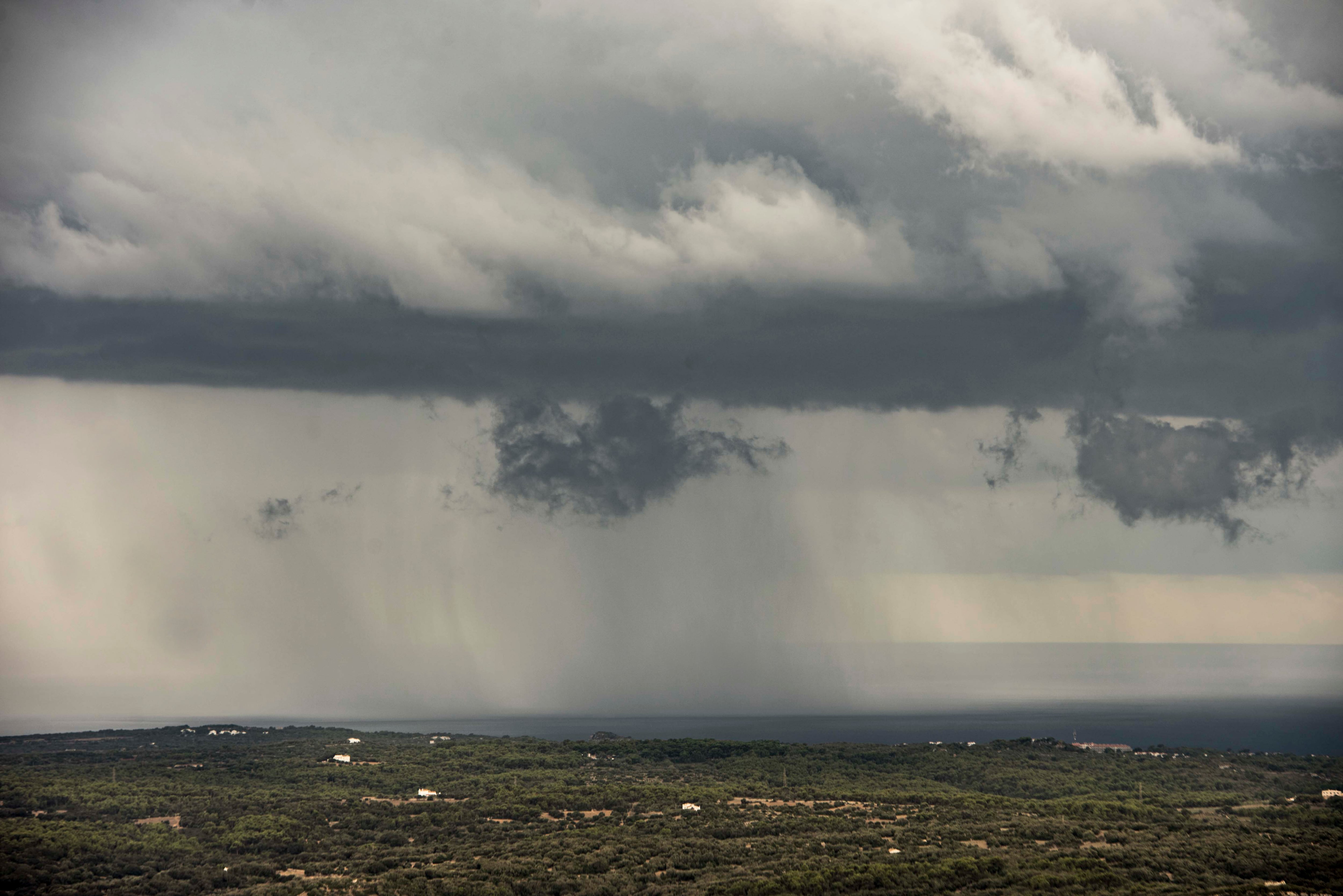 GRAF8314. MENORCA, 16/09/2022.- Grandes nubes cubren el cielo de Menorca, visto desde el monte Toro. La Agencia Estatal de Meteorología (Aemet) prevé para mañana, sábado, chubascos y tormentas localmente fuertes y viento en el litoral de Cataluña y en Baleares, chubascos que podrán ser dispersos en el Levante llegando a ser intensos en puntos del litoral. EFE/ David Arquimbau Sintes
