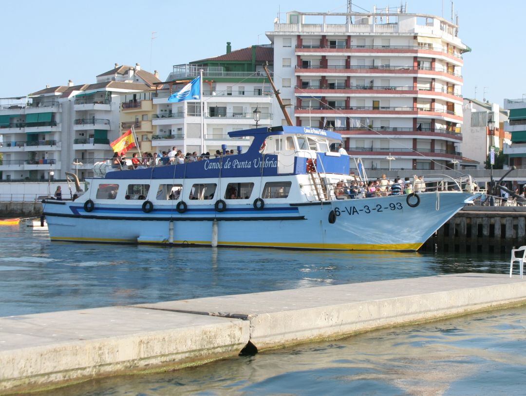 Canoa atracada en el muelle de Punta Umbría