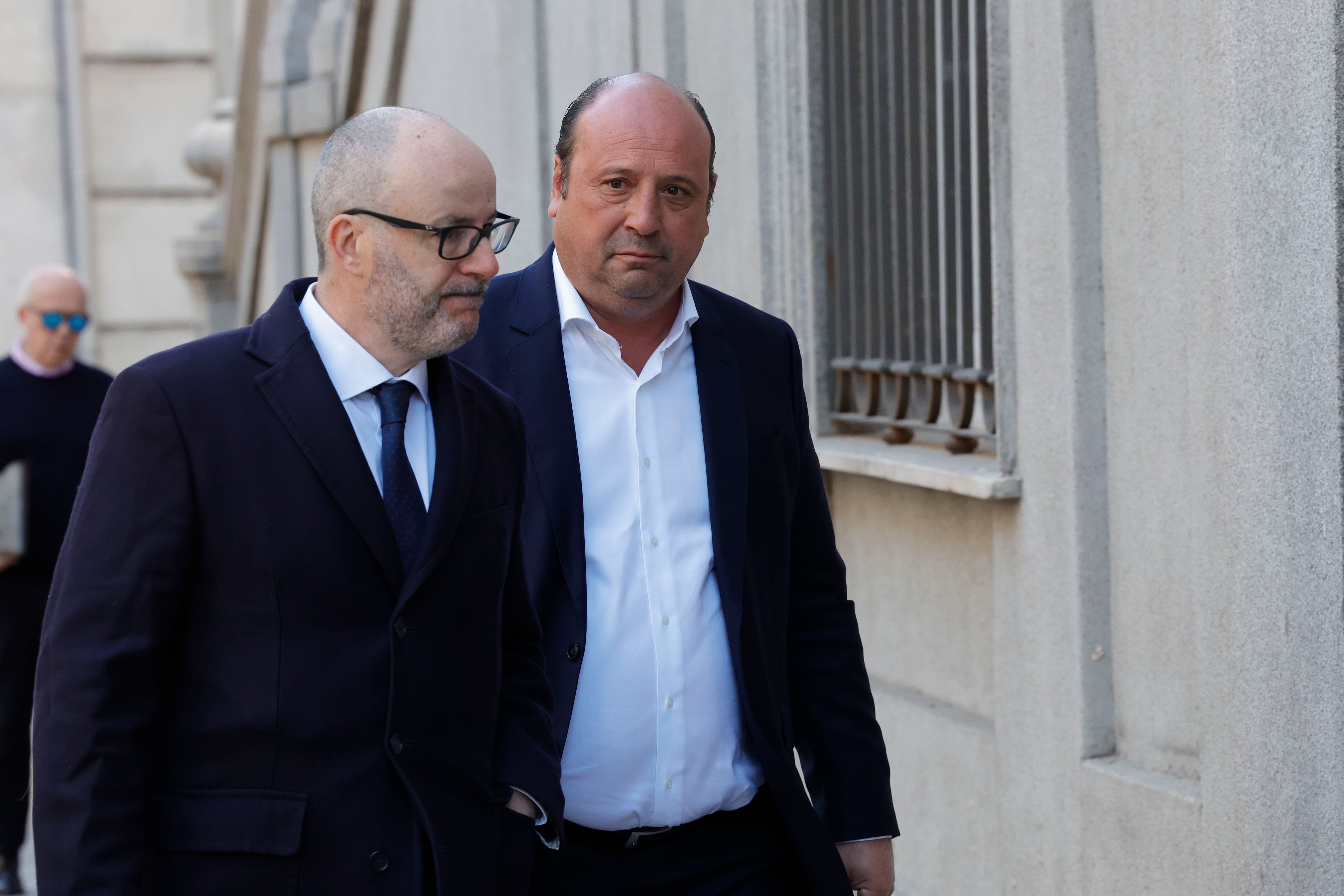 El socio del empresario Víctor de Aldama, Claudio Rivas (d) a su llegada al Tribunal Supremo en Madrid donde se retoma este lunes el juicio por presunta corrupción al exministro José Luis Ábalos