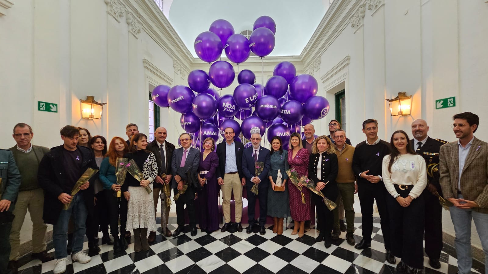 Momento posterior a la entrega del Premio 25N en el Ayuntamiento de Cáceres.