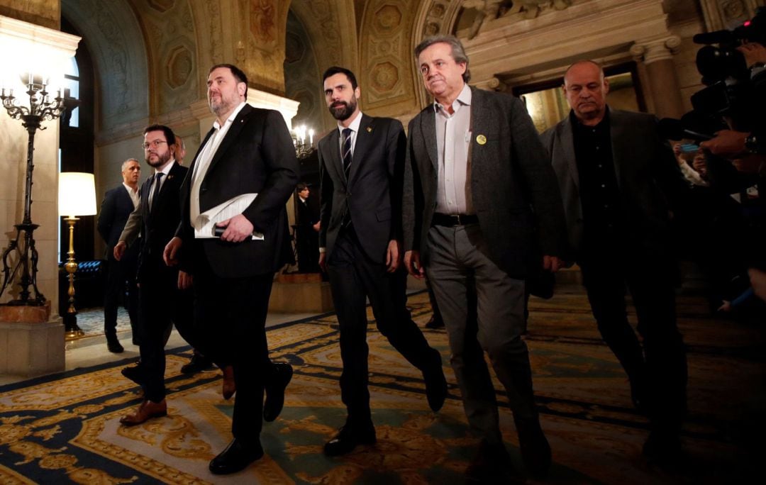 El exvicepresidente de la Generalitat, Oriol Junqueras (2i), condenado a prisión por el 1-0, junto al vicepresidente Pere Aragonés, y el presidente del Parlament, Roger Torrent, a su llegada a la reunión de la comisión de investigación de la cámara catalana sobre la aplicación del artículo 155 de la Constitución. 