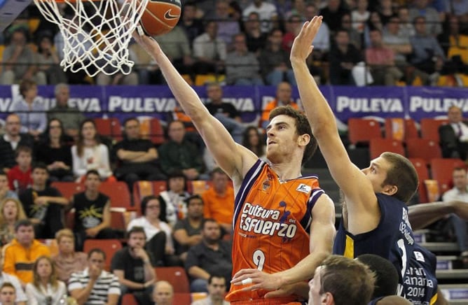 Víctor Claver entra a canasta en un partido de la Liga Endesa