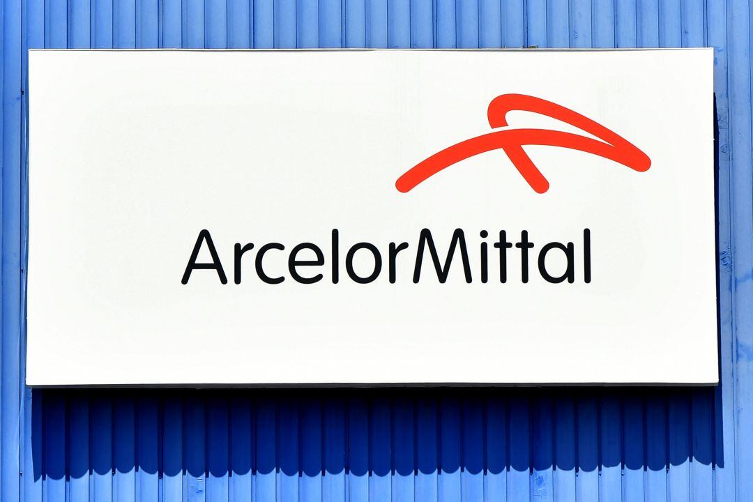 Entrada a una factoría de ArcelorMittal.