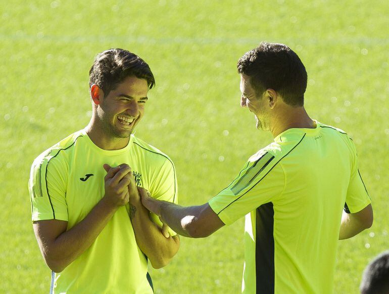 Los jugadores del Villarreal el brasileño Alexandre Pato (i) y el italiano Daniele Bonera