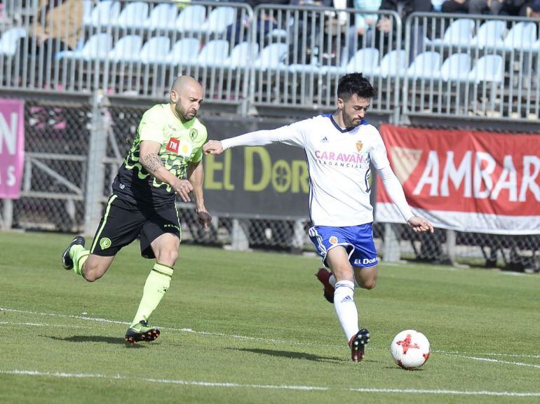 Chechu Flores corre detrás de un jugador del Deportivo Aragón