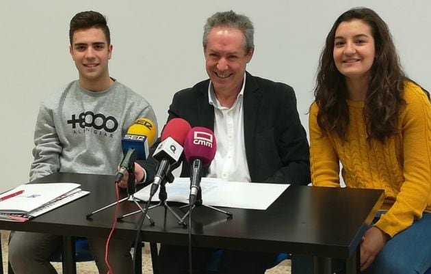 Pablo Rodriguez, delegado diocesano de Enseñanza y profesor de Religión en el IES &quot;El Torreón del Alcazar&quot; de Ciudad Real, junto a sus alumnos Carlos Rivero y Elena Serrano de 1º de Bachillerato