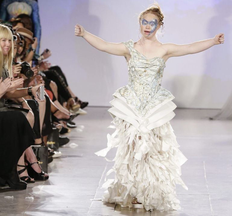 La modelo australiana Madeline Stuart, que tiene síndrome de Down, durante el desfile de FTL Moda en la Semana de la Moda de Nueva York. 