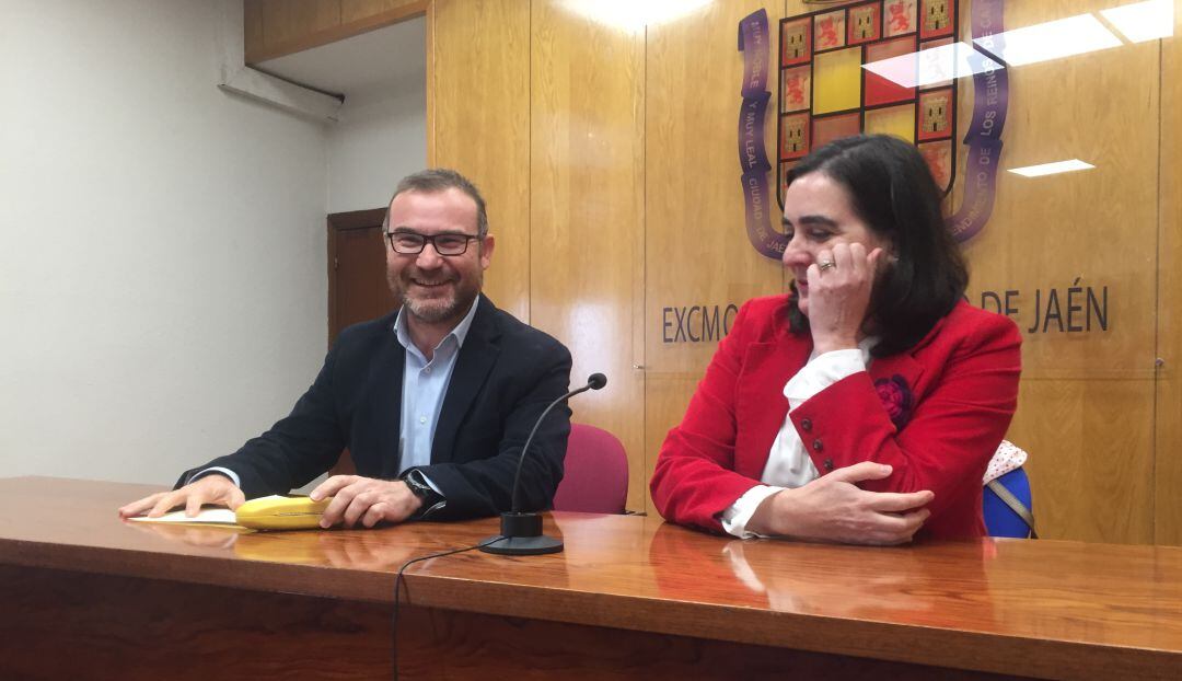 Carlos Alberca ha estado acompañado en todo momento de la edil de economía y hacienda, María Orozco