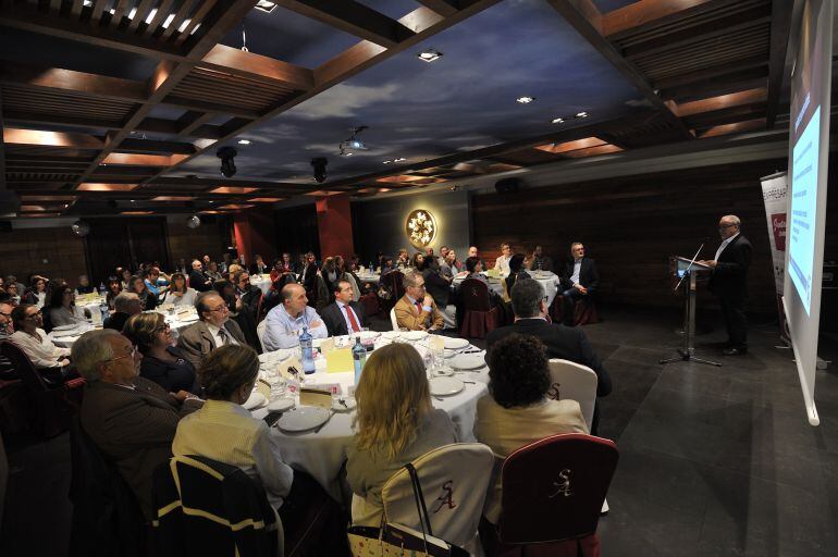 Momento de la conferencia realizada por Miguel Gracia