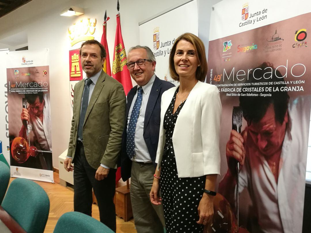 De iz. a dcha. Javier Ramírez director general de turismo, Javier López Escobar delegado territorial y Magdalena Rodríguez diputada de Prodestur, esta mañana en la sede de la Delegación Territorial