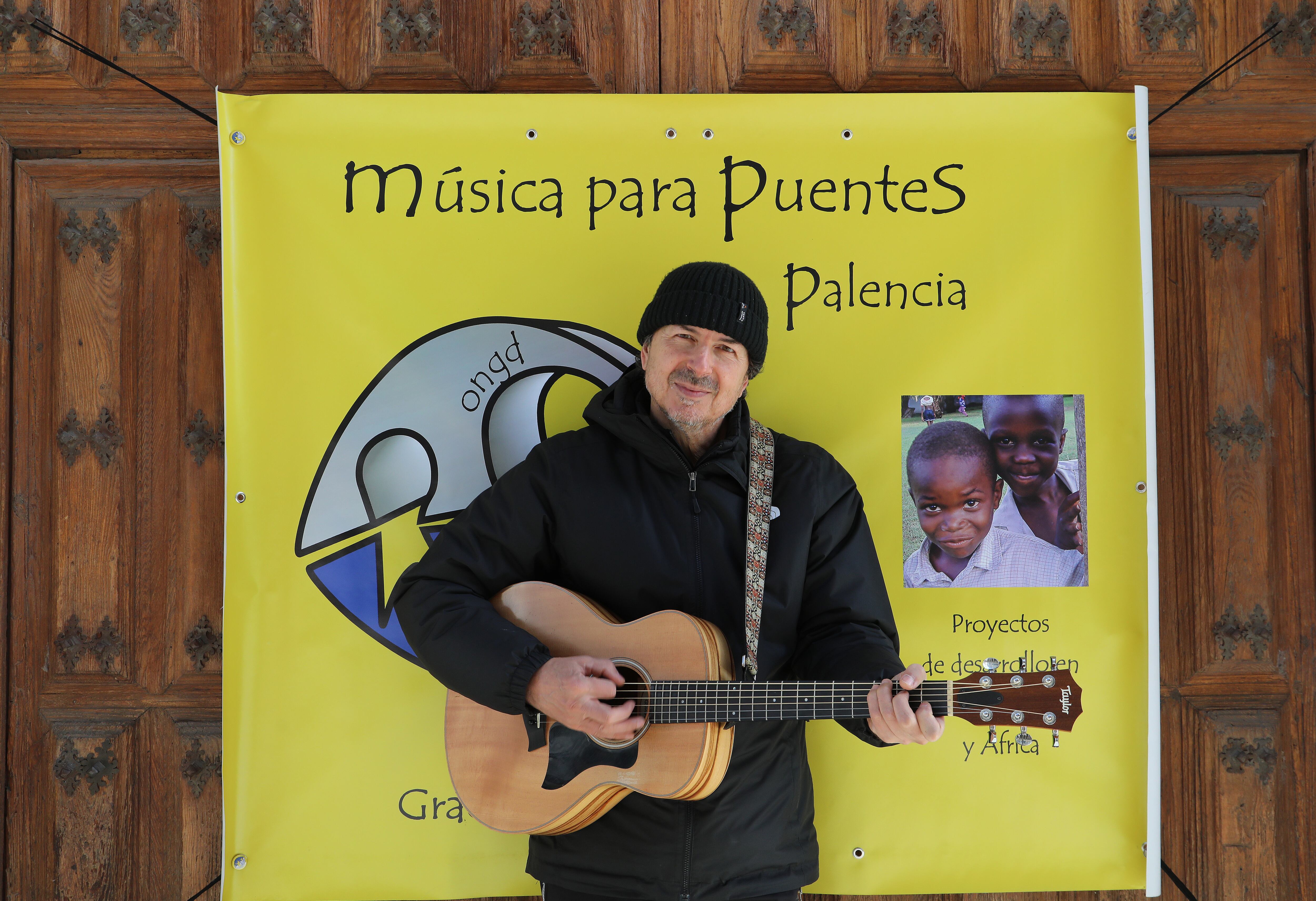 El músico palentino José Luis de Román convierte la calle Mayor en un escenario solidario en el que logra recaudar más de 2.000 euros para la ONGD Puentes
