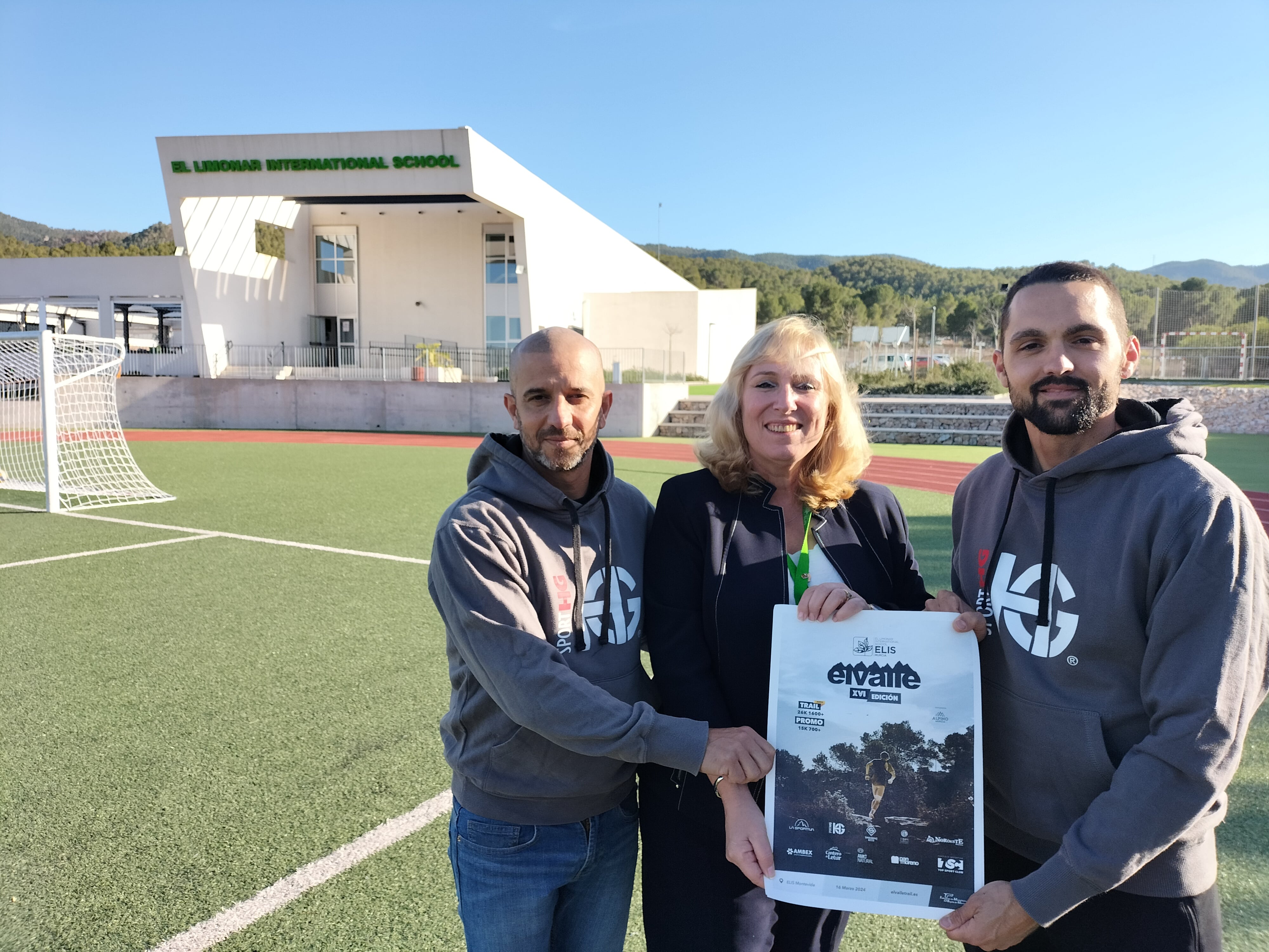 Vanessa Grimward, directora ejecutiva de ELIS, junto a Ginés Aroca y Sergio Sánchez, director ejecutivo y director técnico del Club Alpino Murcia, en las instalaciones de ELIS Murcia.