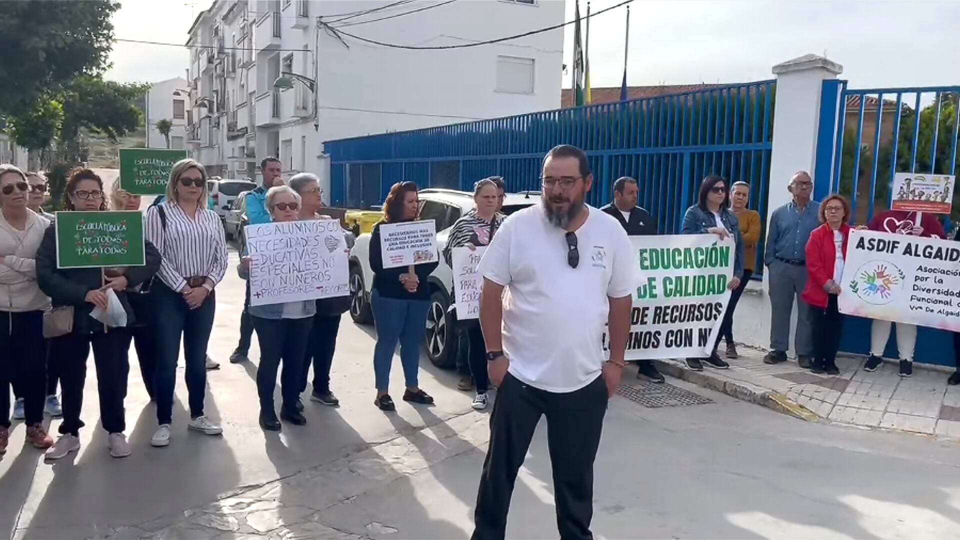 Concentración en el CEIP Miguel Berrocal de Villanueva de Algaidas