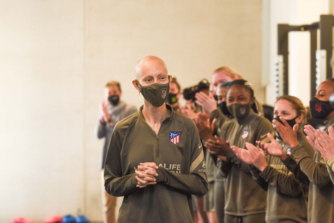  Virginia Torrecilla recibe la ovación de sus compañeras a su llegada al gimnasio del Centro Deportivo Wanda de Alcalá de Henares ESPAÑA EUROPA DEPORTES MADRID
 CLUB ATLÉTICO DE MADRID
 