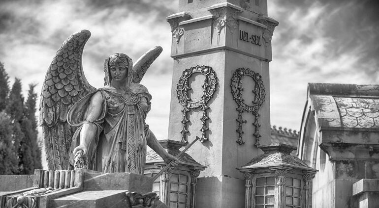 Las actividades contemplan visitas guiadas al cementerio de Ballena, donde el arquitecto diseñó panteones y elementos funerarios.