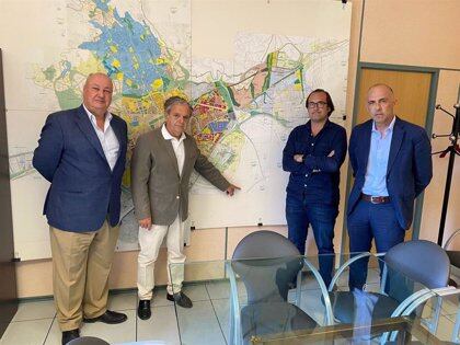 A la derecha, Luis Valdelomar en la Gerencia de Urbanismo. Foto: Europa Press.