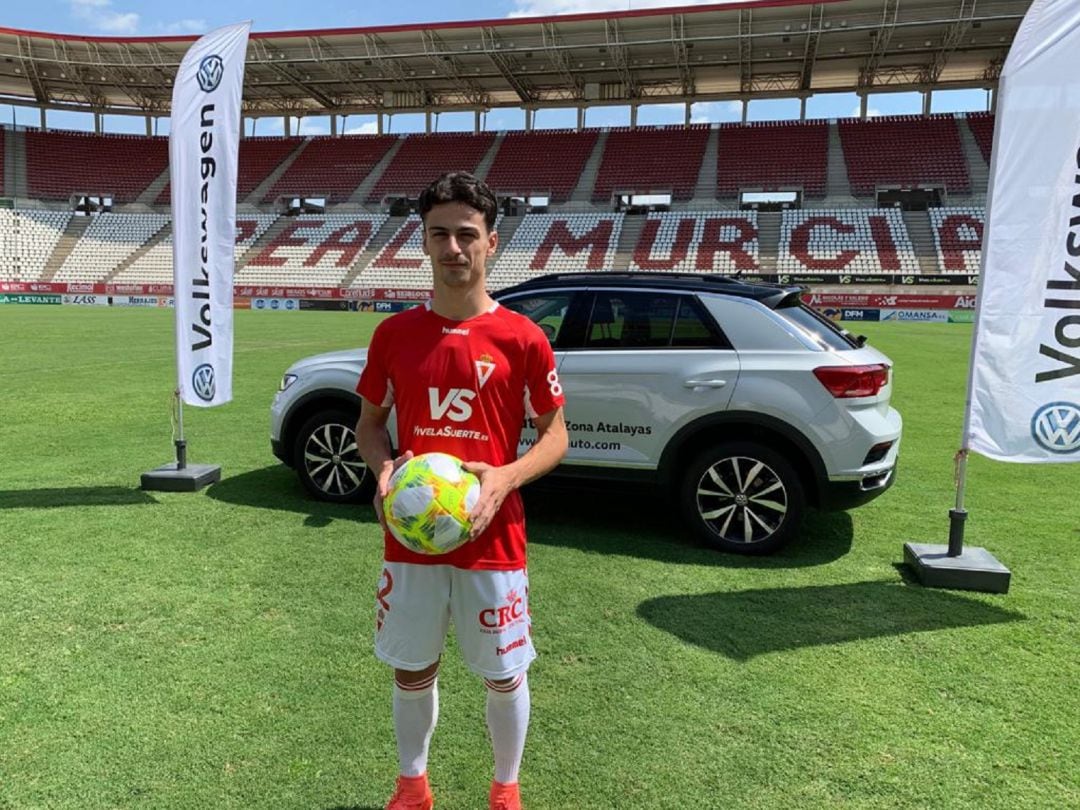 Josué Dorrio en su presentación como jugador del Real Murcia