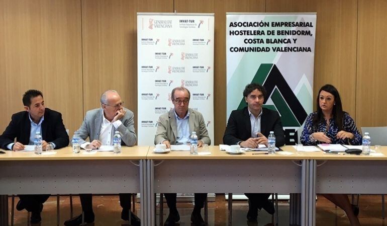 Francesc Colomer (segundo por la izquierda) en un encuentro con hosteleros de la Comunitat Valenciana