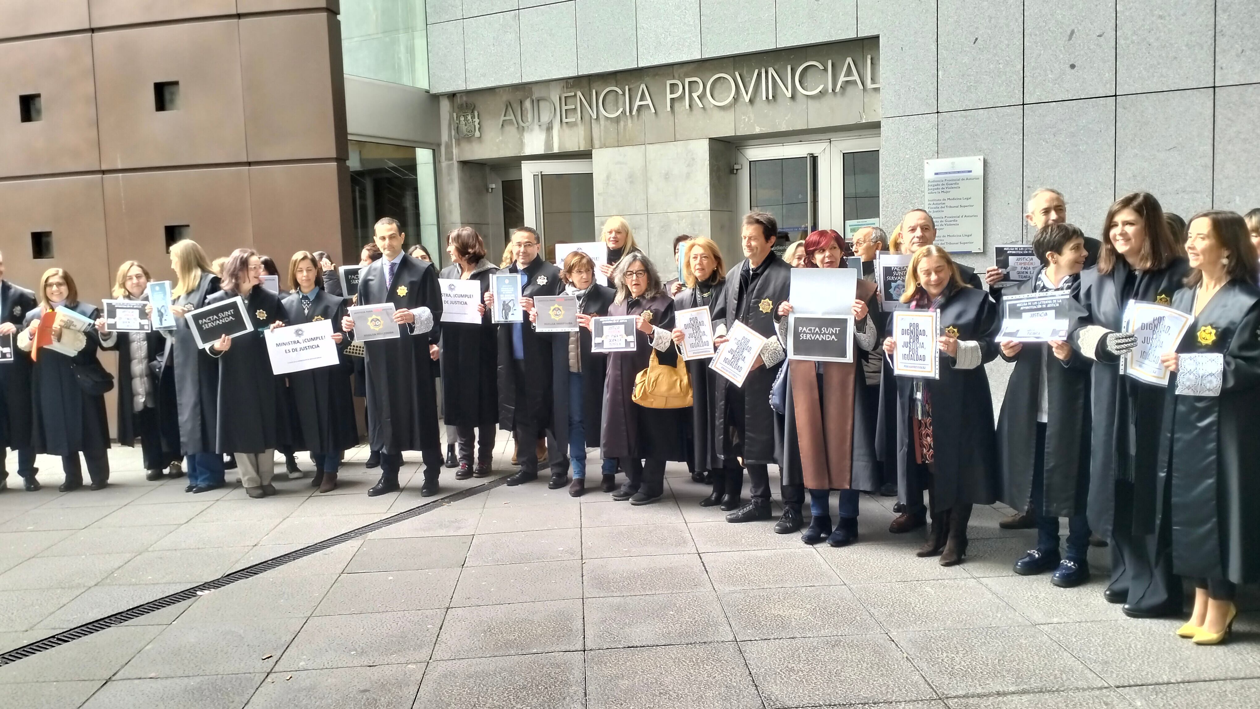 Concentración de Letrados en los accesos a la sede ovetense de la Audiencia Provincial