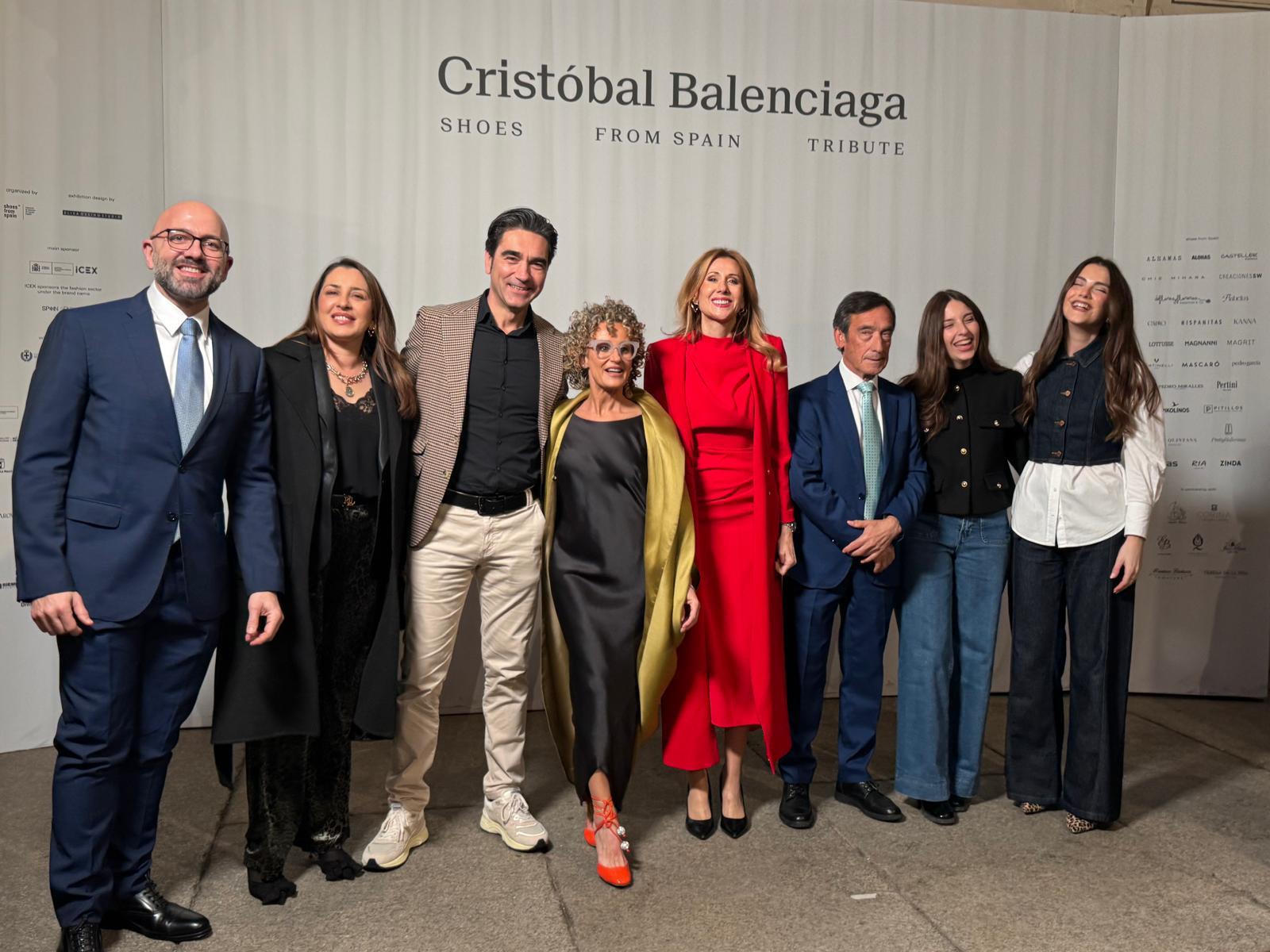 La consejera Marisa López Aragón posa con los representantes de las marcas de calzado de la Región de Murcia que participan en la exposición de Balenciaga.