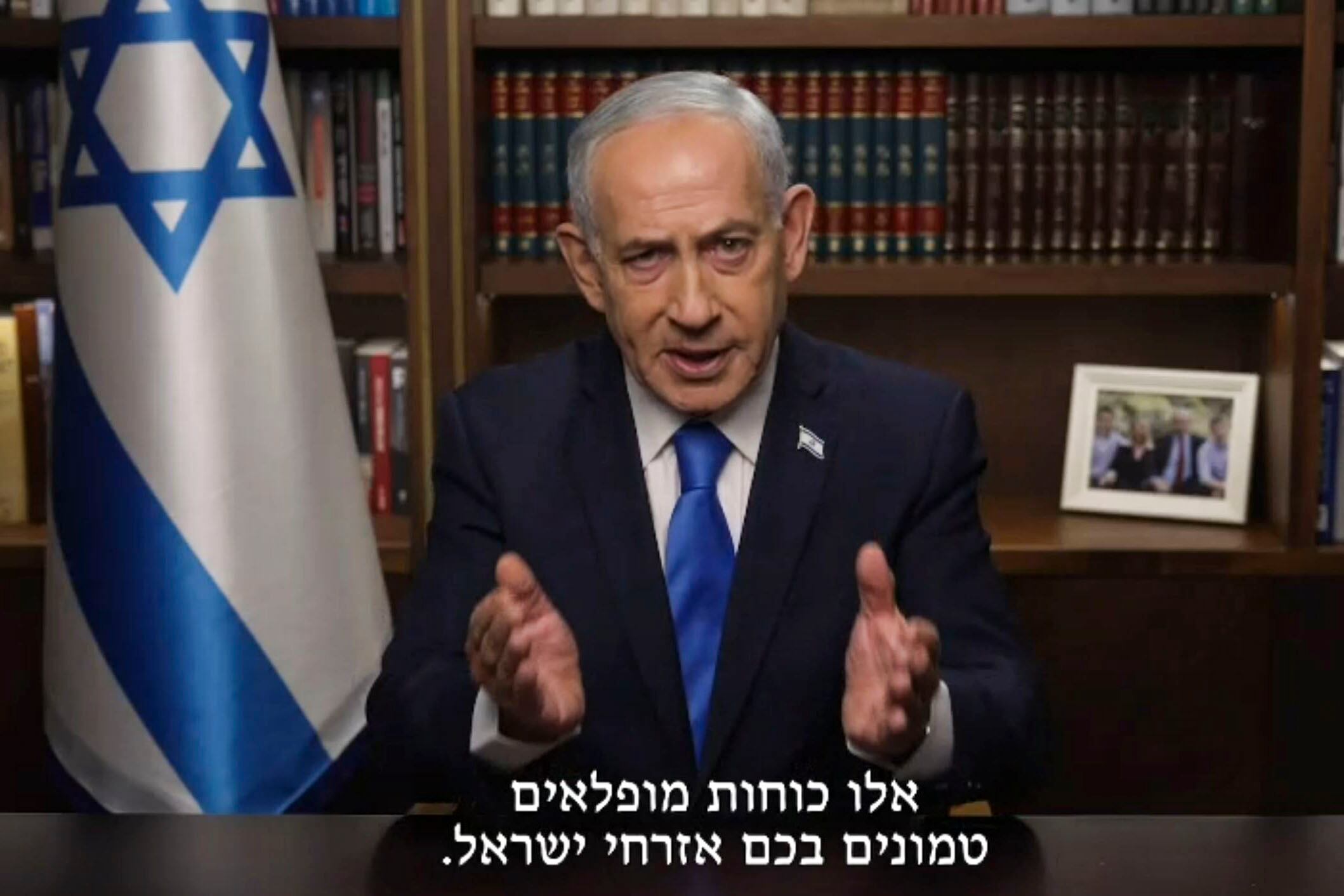 Captura de video del primer ministro israelí, Benjamín Netanyahu, en un videomensaje difundido coincidiendo con el aviso de que Irán ha respondido con misiles al ataque israelí en su territorio.