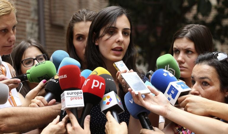 GRA175. Madrid. 17/07/2015,- La portavoz del Ayuntamiento de Madrid, Rita Maestre, conversa con los periodistas antes de la Junta municipal de Portavoces. Maestre ha dicho que el Ayuntamiento de Madrid &quot;va a mantener&quot; la web Versión Original (V.O.) &quot;con la filosofía con la que se ha puesto en marcha&quot; aunque, como herramienta de comunicación &quot;viva&quot; que es, el Gobierno de Manuela Carmena &quot;está abierto&quot; a las opiniones de la oposición &quot;y se adaptará al contexto&quot;. EFE/Chema Moya