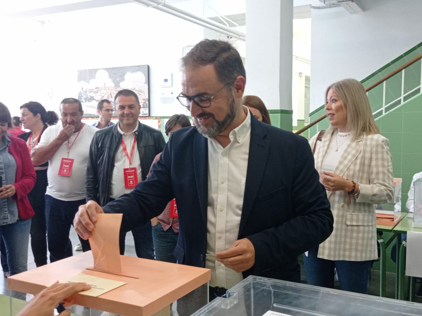 Diego José Mateos, candidato a la alcaldía de Lorca por el PSOE ejerce su derecho al voto