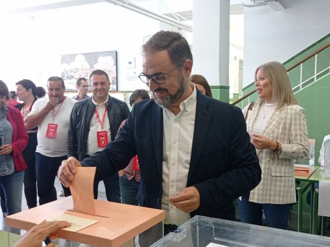 Diego José Mateos, candidato a la alcaldía de Lorca por el PSOE ejerce su derecho al voto