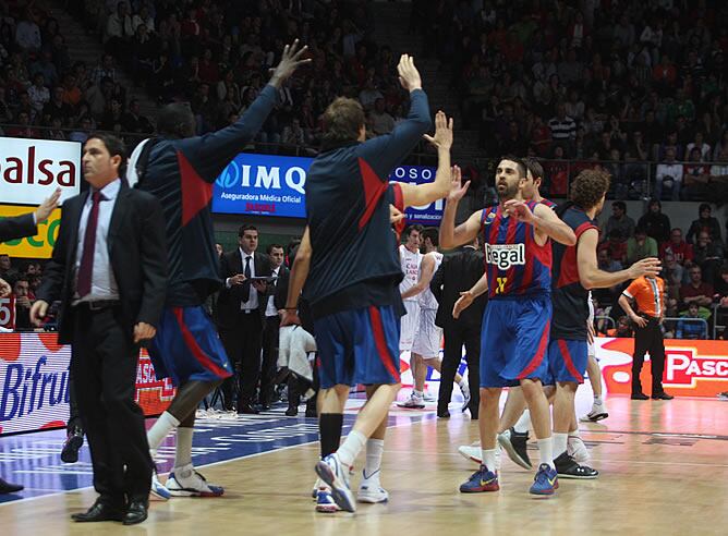 Los jugadores azulgranas celebran el pase a la final de la ACB