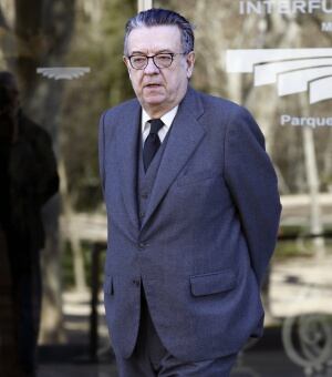 El expolítico y jurista Miguel Herrero de Miñón, a su llegada hoy al tanatorio de San Isidro